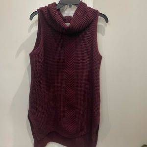 VINCE CAMUTO - sleeveless sweater with side slits. Size small